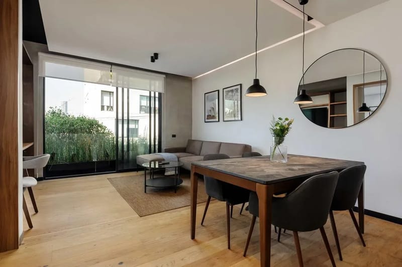 Deluxe 1BR with Elegant Balcony in Roma Nte