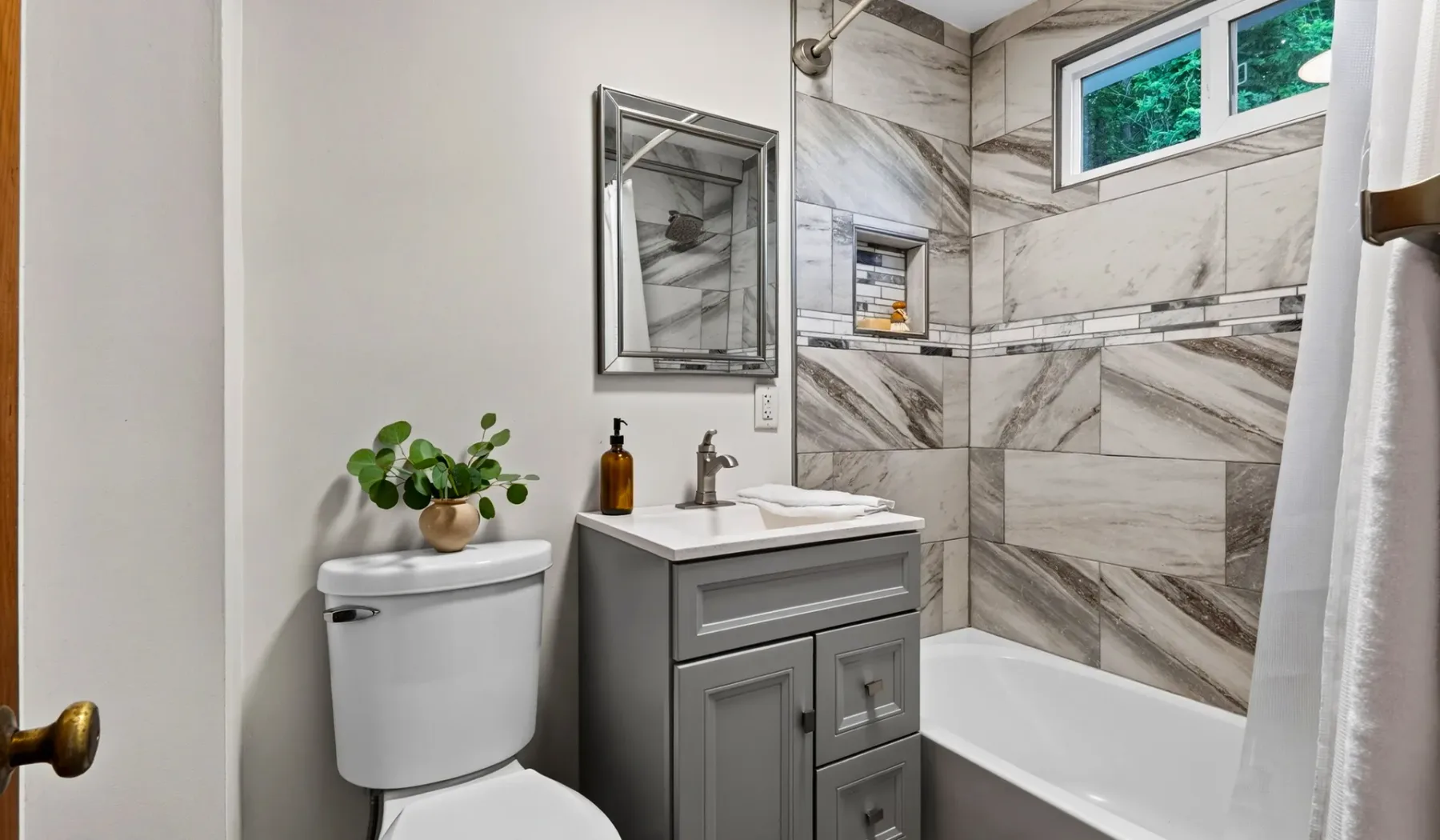 Un baño con lavabo, inodoro y bañera.