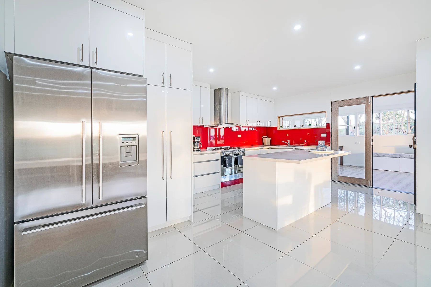 Prepara desde desayunos tranquilos hasta grandes comidas familiares en la cocina contemporánea, diseñada cuidadosamente con amplias superficies de trabajo, electrodomésticos de alta gama y una práctica distribución abierta.