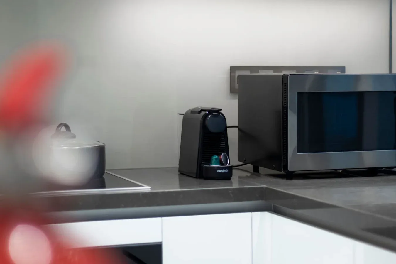 Cocina moderna: ¡Prepara comidas con electrodomésticos elegantes y un entorno con estilo! Perfecta para aventuras culinarias.