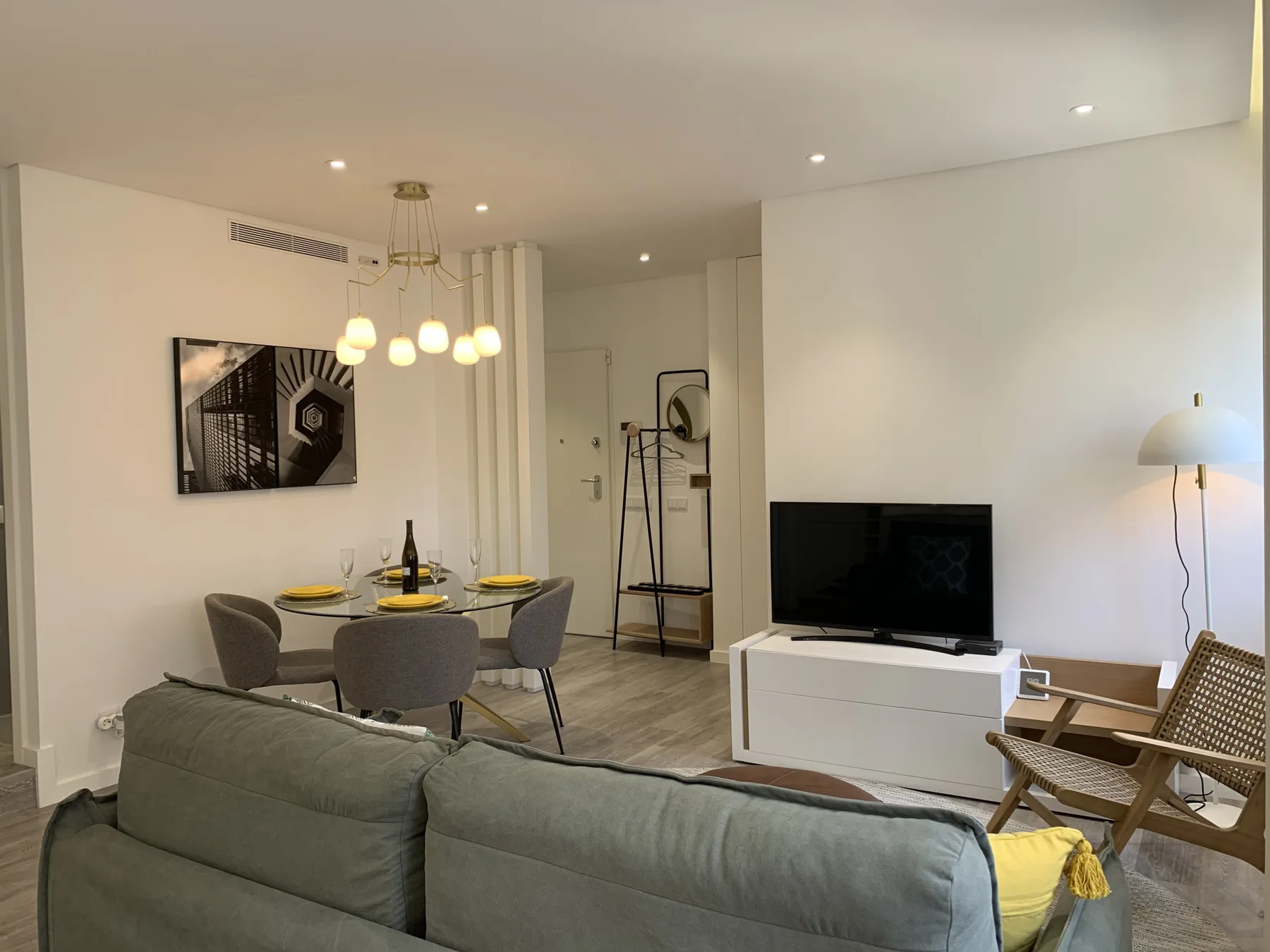 Una sala de estar y comedor con asientos, una mesa de comedor y un televisor.