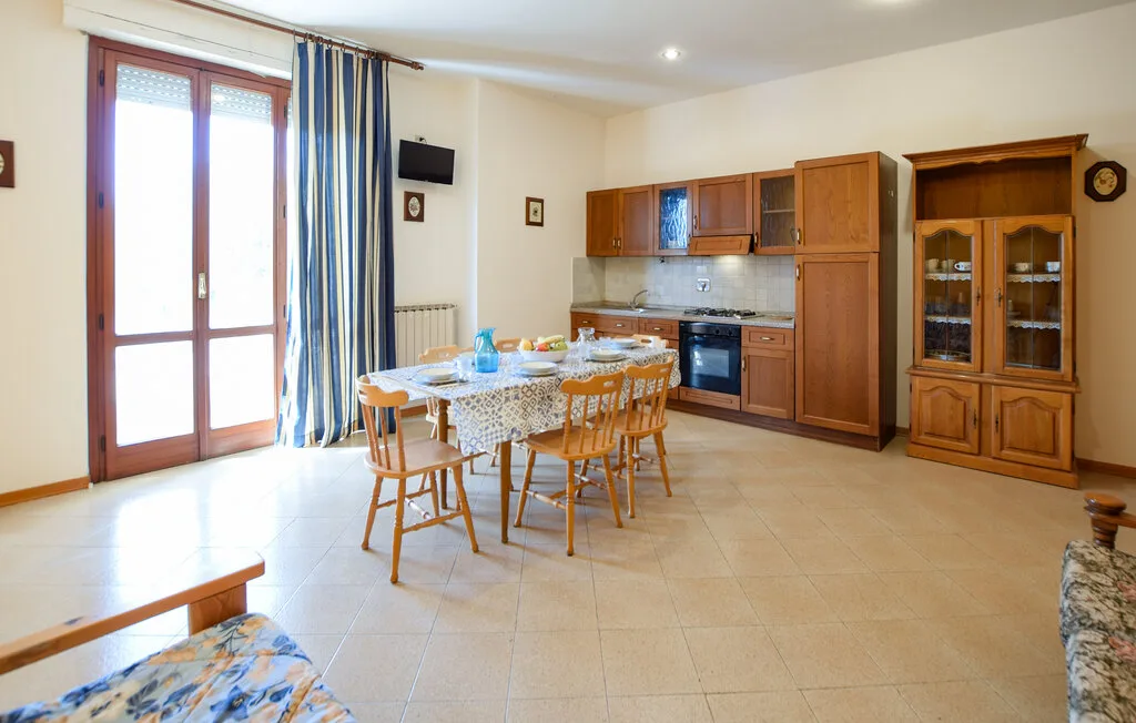 Comedor con una mesa y sillas junto a la cocina.