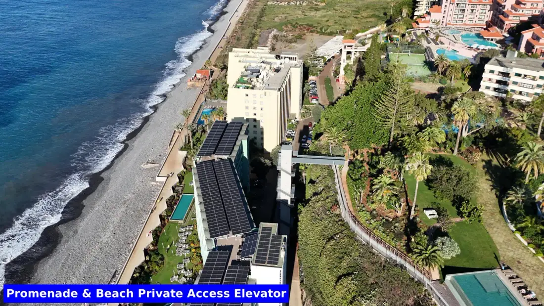 Vista aérea de un complejo residencial costero junto a la playa y el océano.