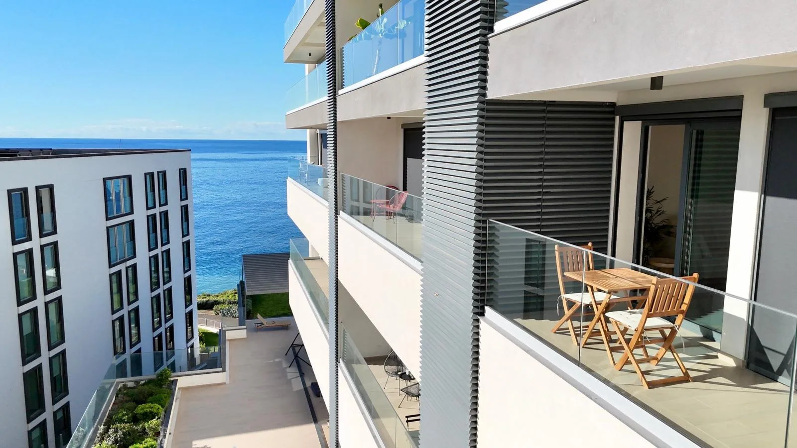 Los balcones de un edificio moderno dan al mar azul.