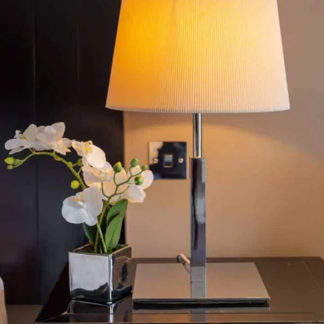 Lámpara de mesa en una habitación superior