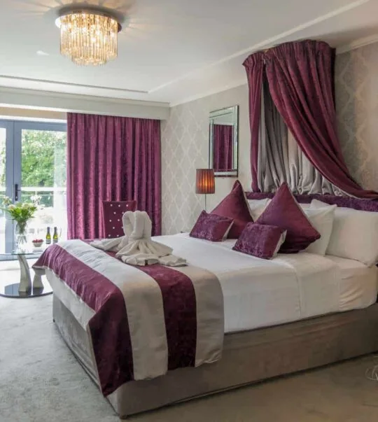 Cama king size en la suite de luna de miel Princess Grace
