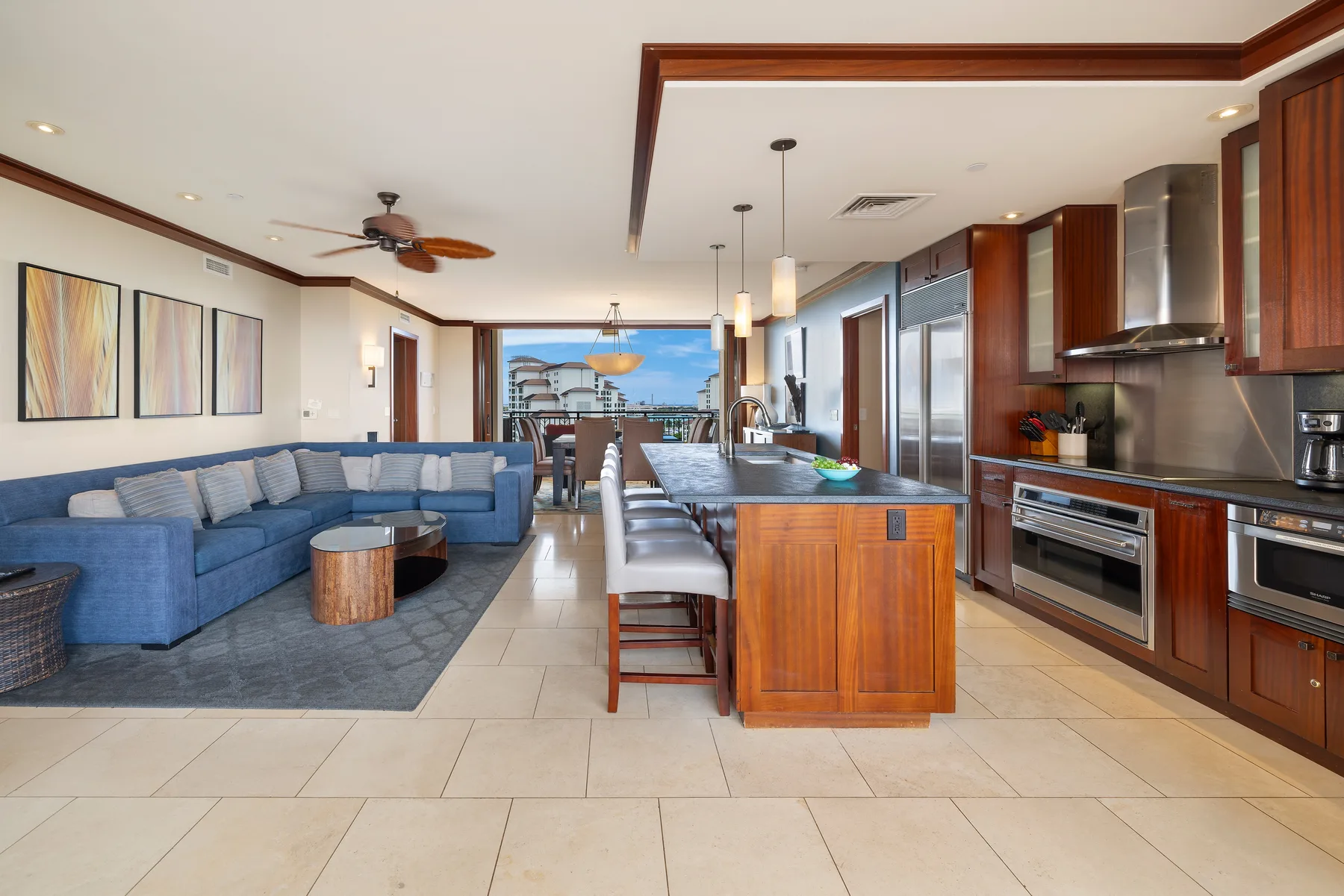 Sala de estar y cocina de concepto abierto con asientos y una isla central.