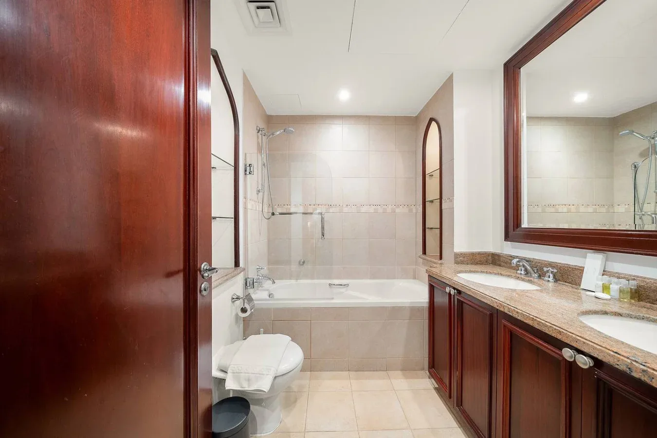 Un baño con bañera, ducha y lavabo.