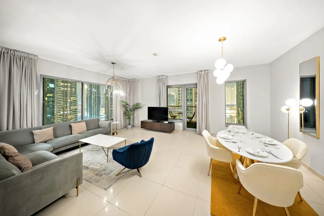 Una luminosa sala de estar y comedor con sofá, mesa de centro y mesa de comedor.