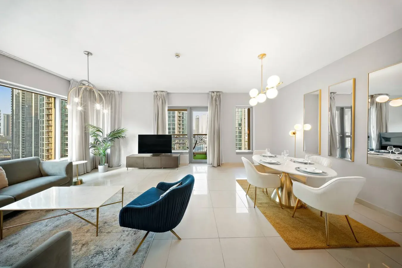 Una luminosa sala de estar y comedor con grandes ventanas y una mesa de comedor.
