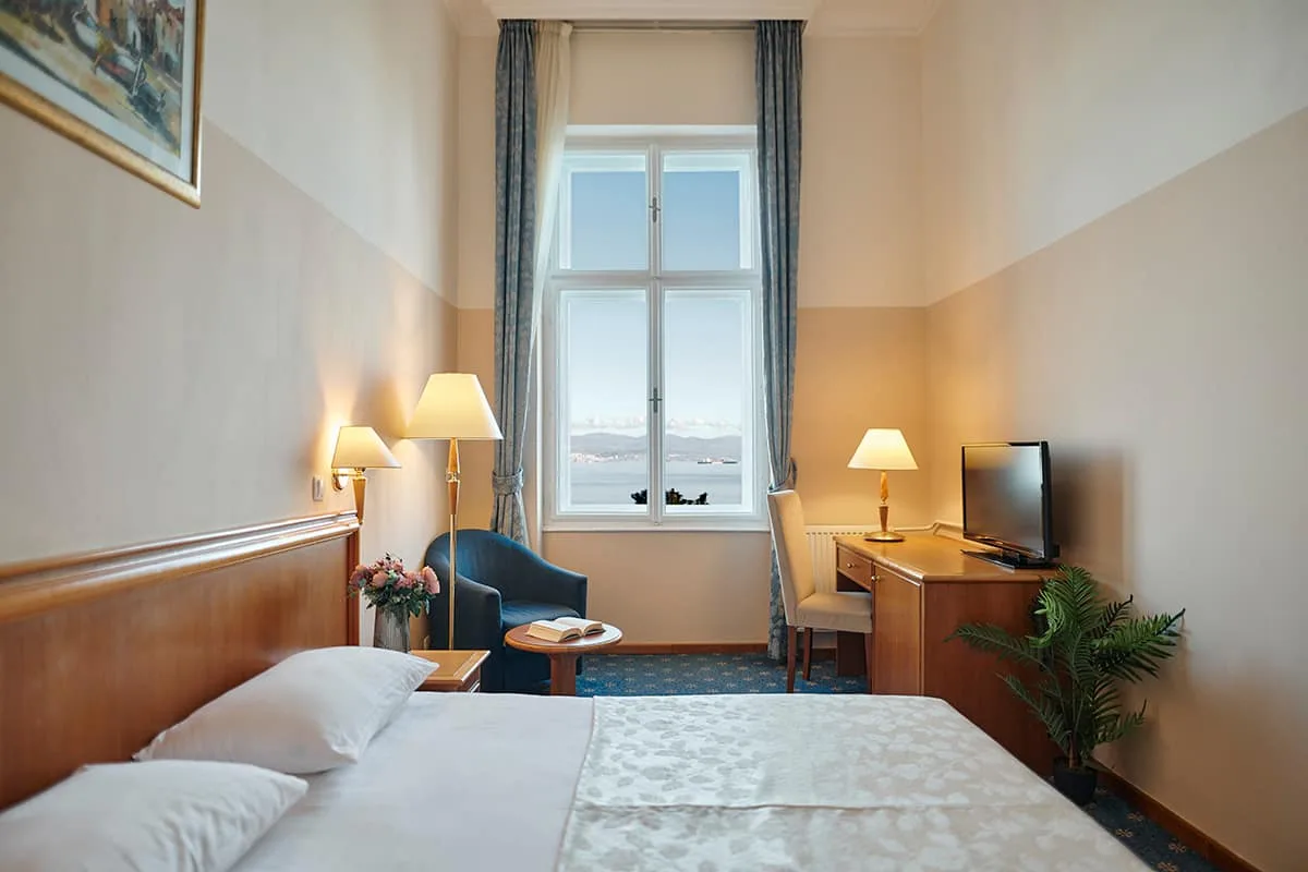 Double or twin room with sea view