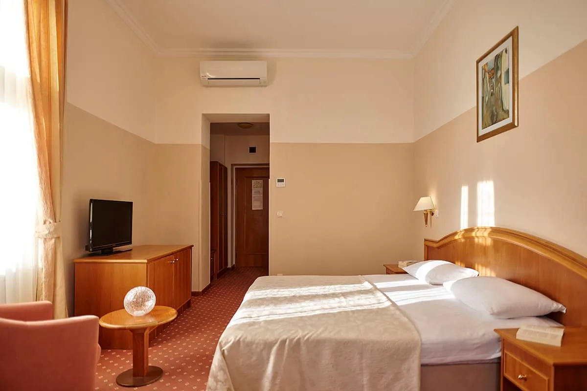 Double or twin room with sea view and balcony