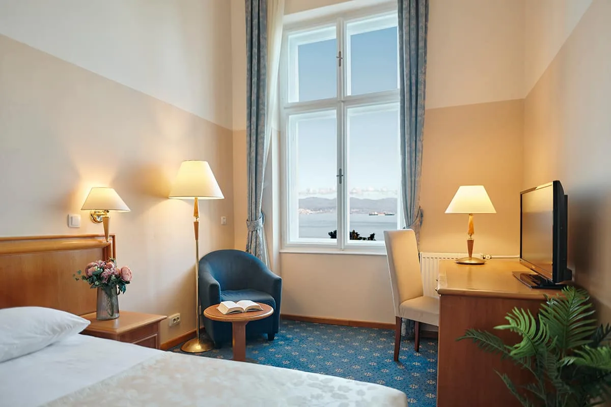 Double or twin room with sea view