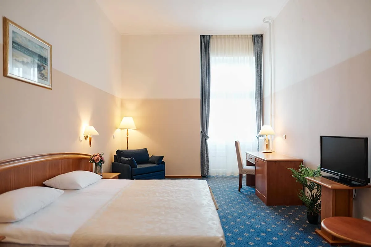 Double or twin room with sea view and balcony