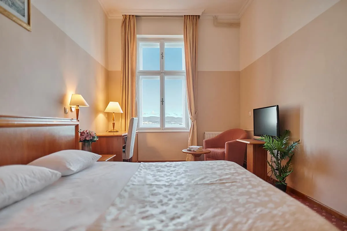 Double or twin room with sea view