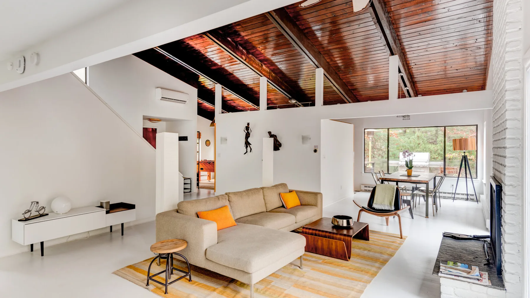 Una sala luminosa con asientos bajo un techo alto revestido de madera.