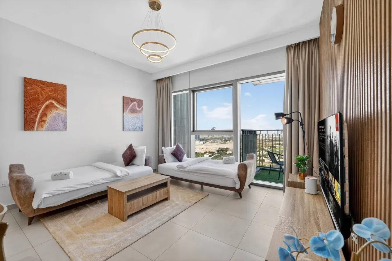 Una sala luminosa con asientos, grandes ventanales y vistas al balcón.