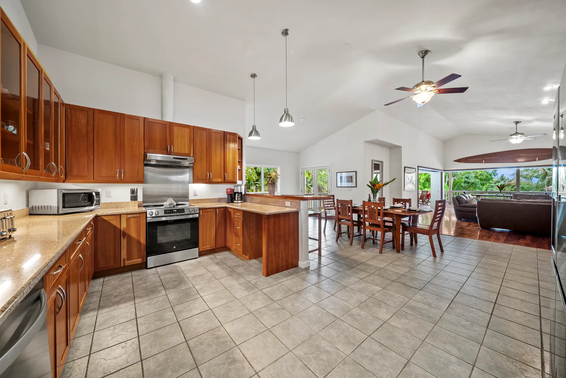 Una amplia cocina y comedor con gabinetes de madera, una isla y una mesa de comedor.