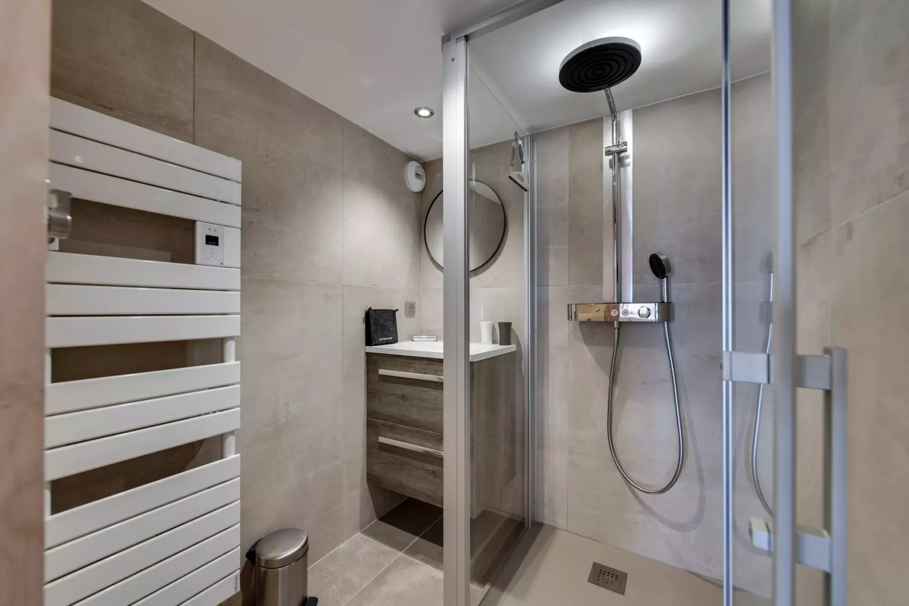 Un baño moderno con ducha de vidrio y lavabo.