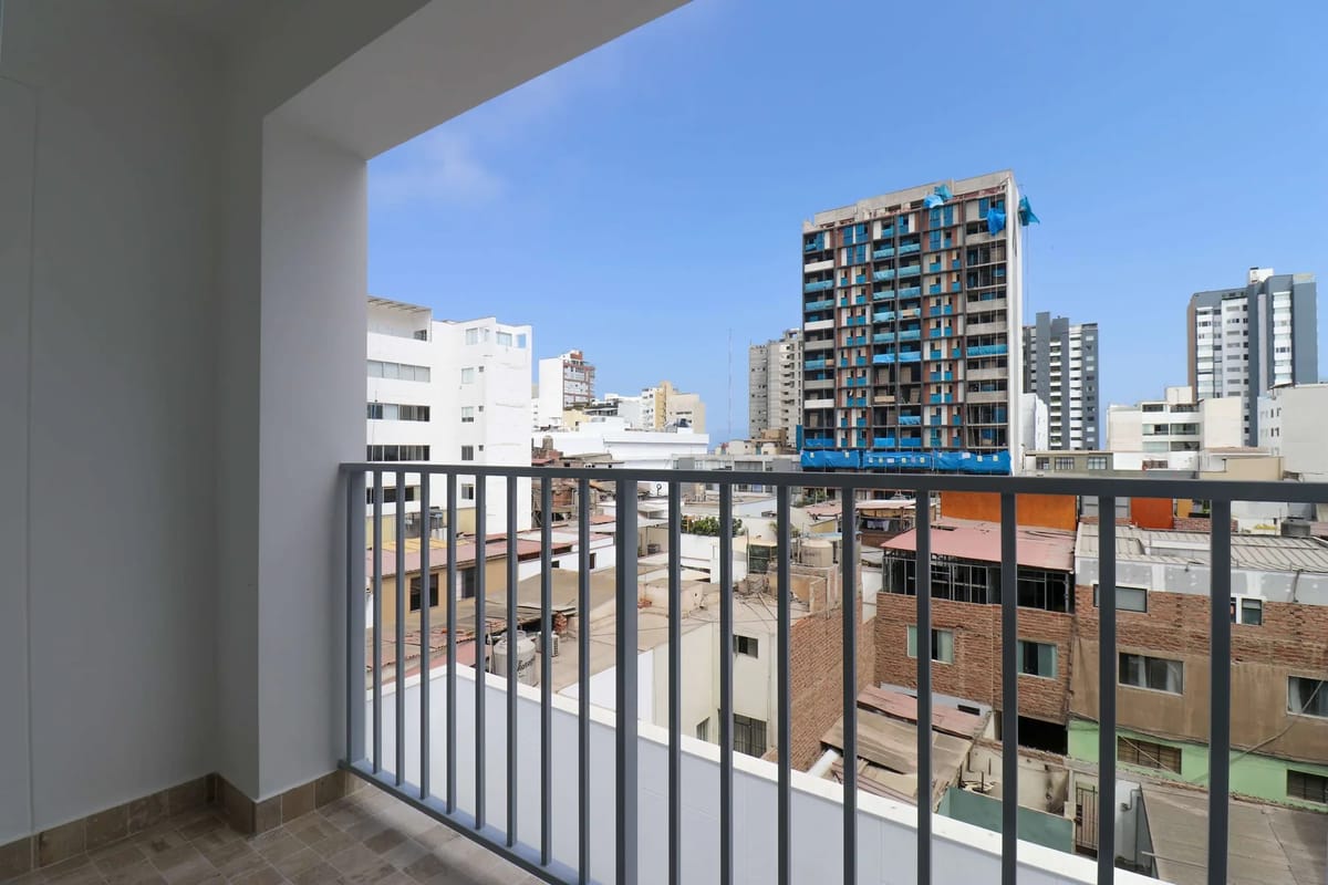 Curated Urban 2BR w/ Balcony in Miraflores