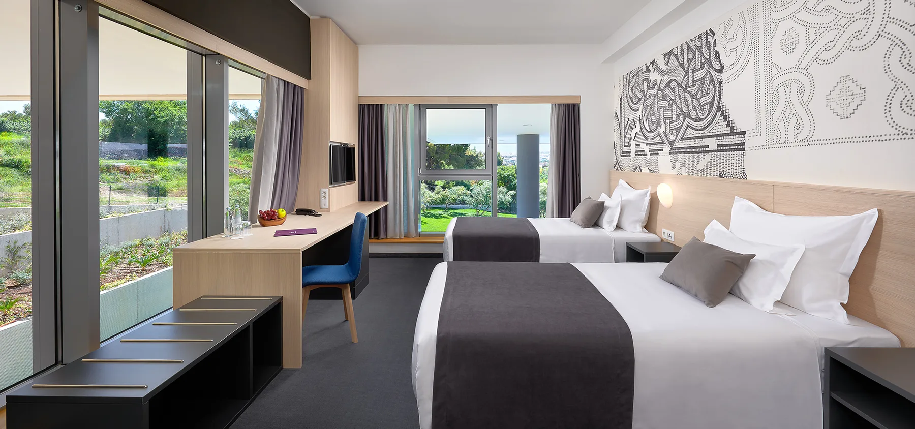 Entrada y habitaciones del alojamiento hotelero