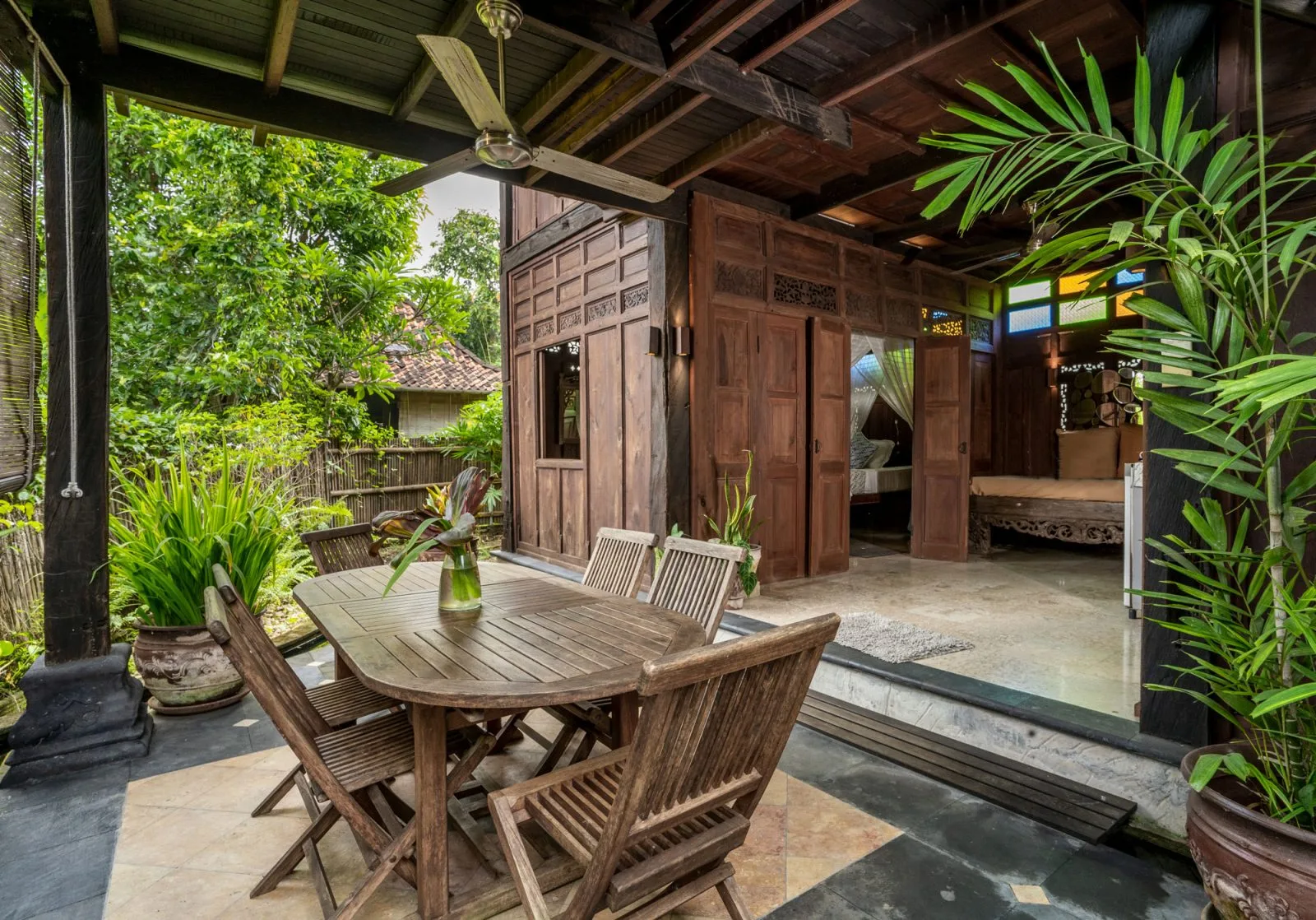 Patio del bungaló 4 de Yabbiekayu con muebles de teca