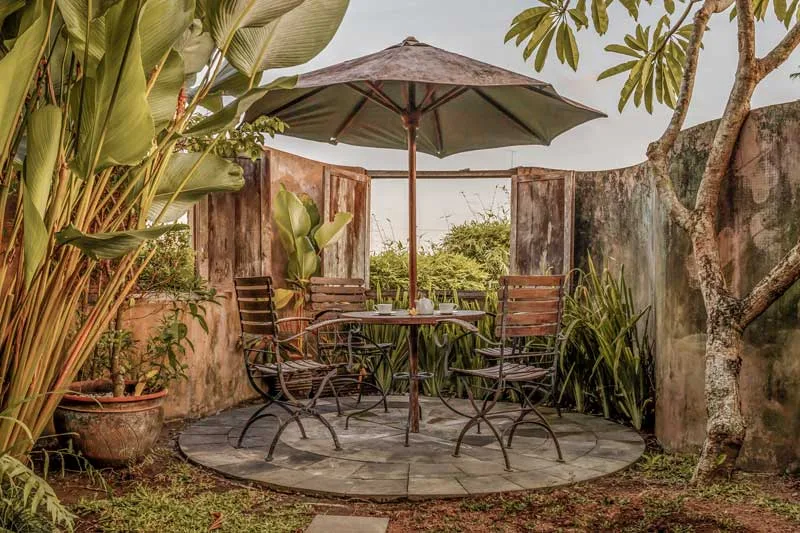 Jardín exterior del bungaló