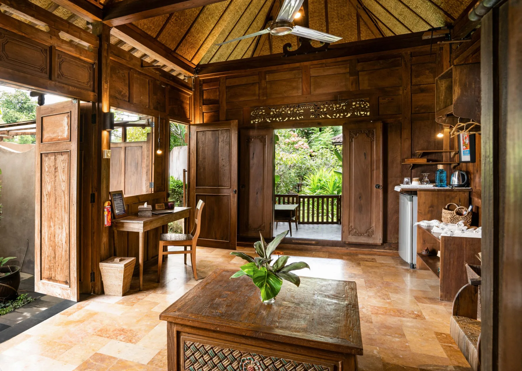 Interior tradicional javanés del bungaló 3