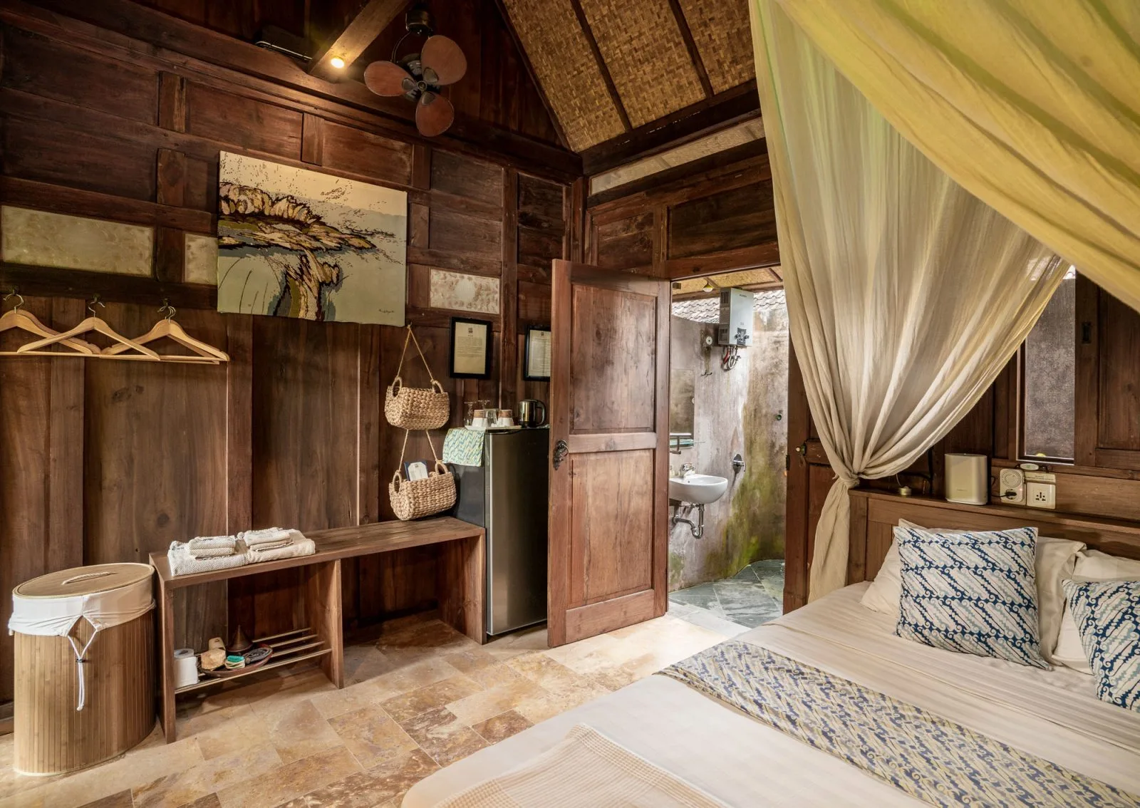 El interior de una de las habitaciones del bungaló 5 de Yabbiekayu