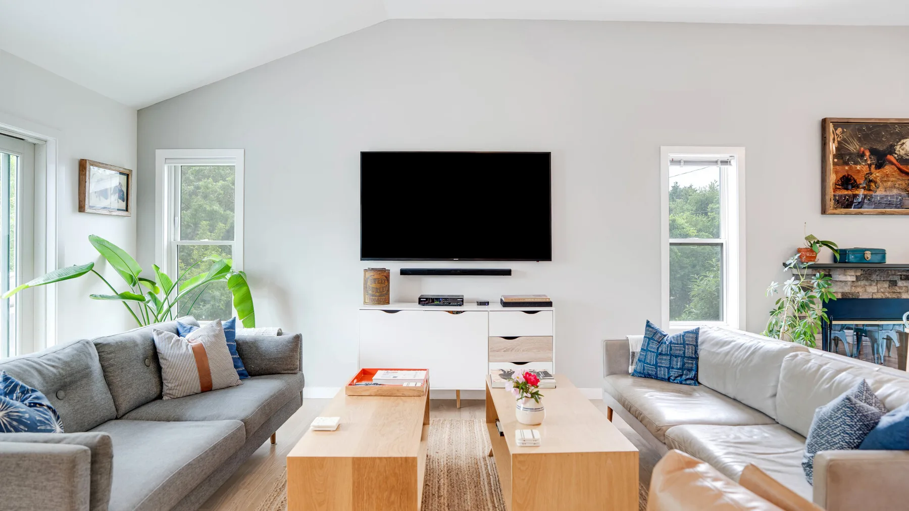 Una sala luminosa con asientos, un televisor y una mesa de centro.