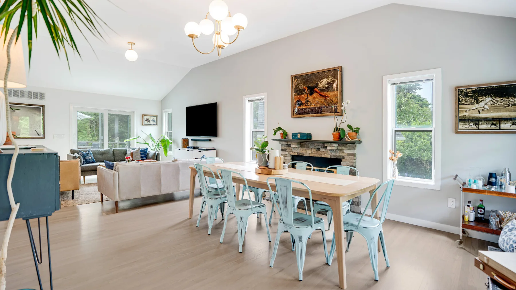 Un luminoso salón-comedor diáfano con mesa de comedor y asientos.