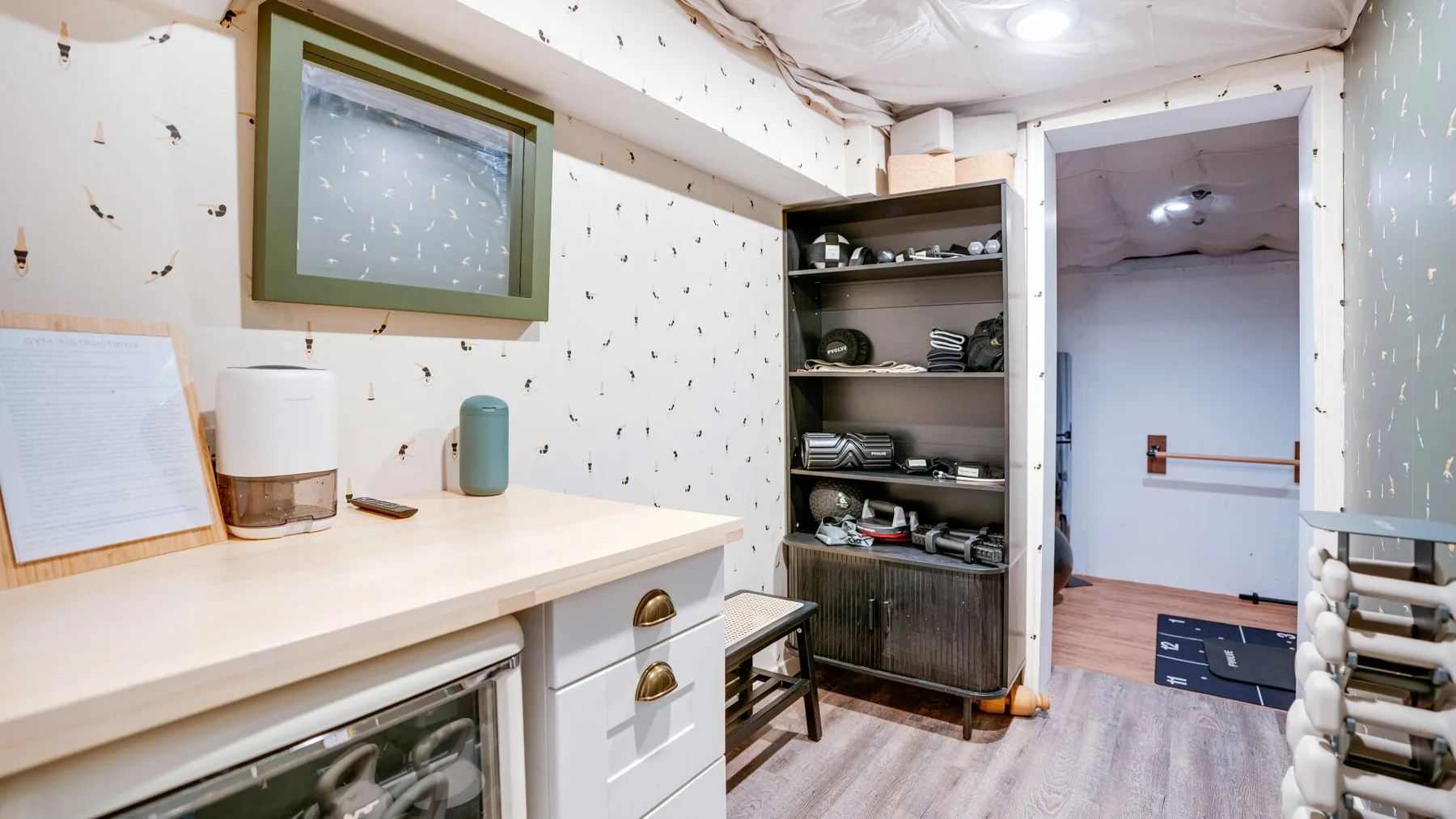 Un cuarto de servicio con una encimera, estanterías y una puerta.