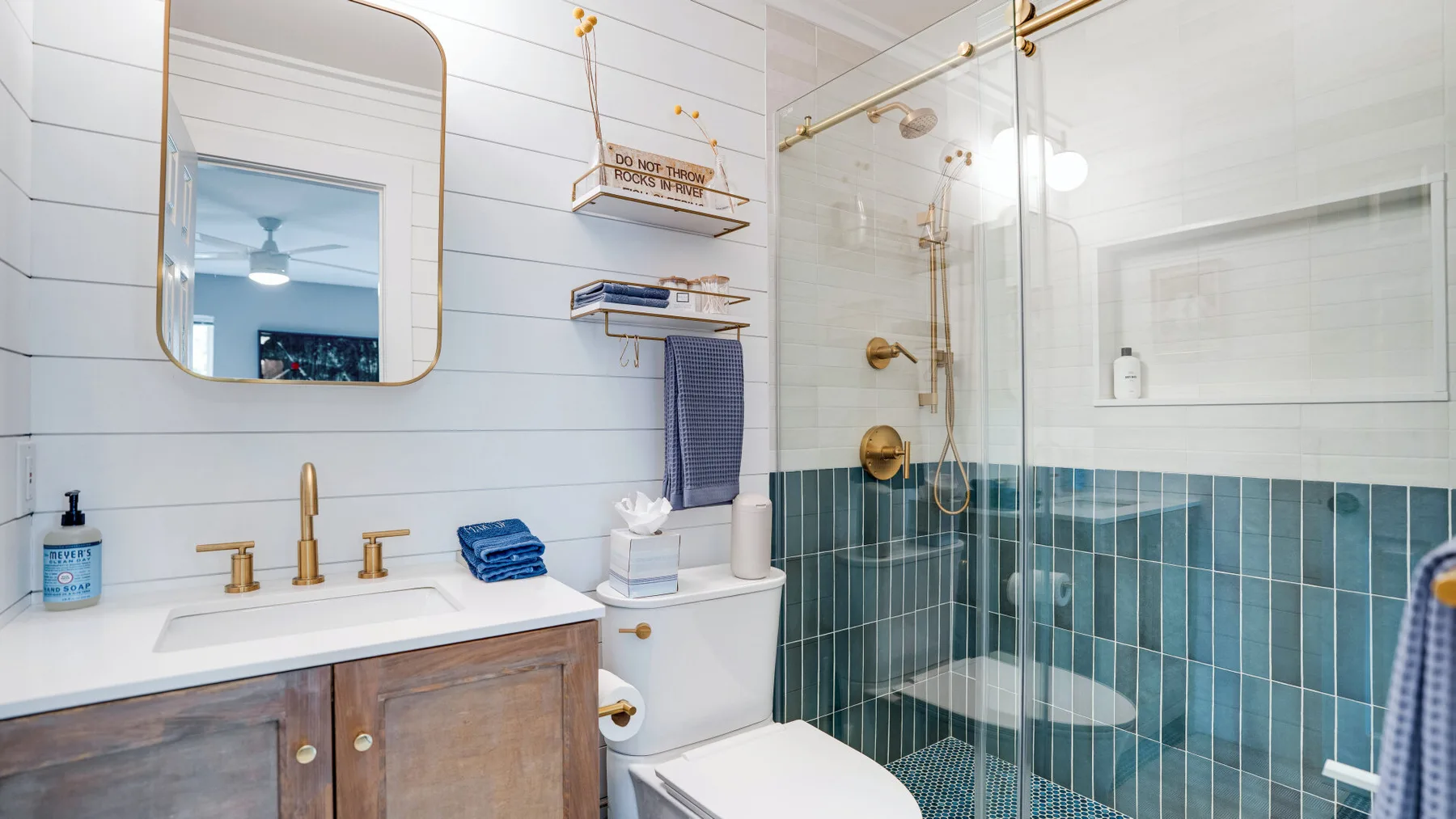Un baño con lavabo, inodoro y ducha de vidrio.
