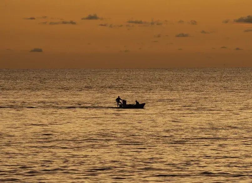 Una pequeña embarcación de pesca al atardecer