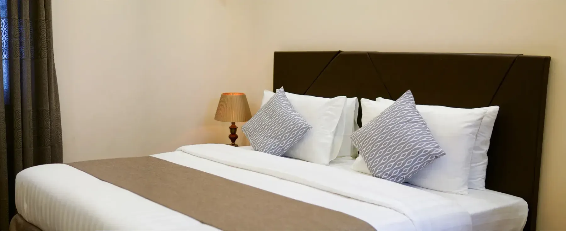 Almohadas sobre una cama recién hecha