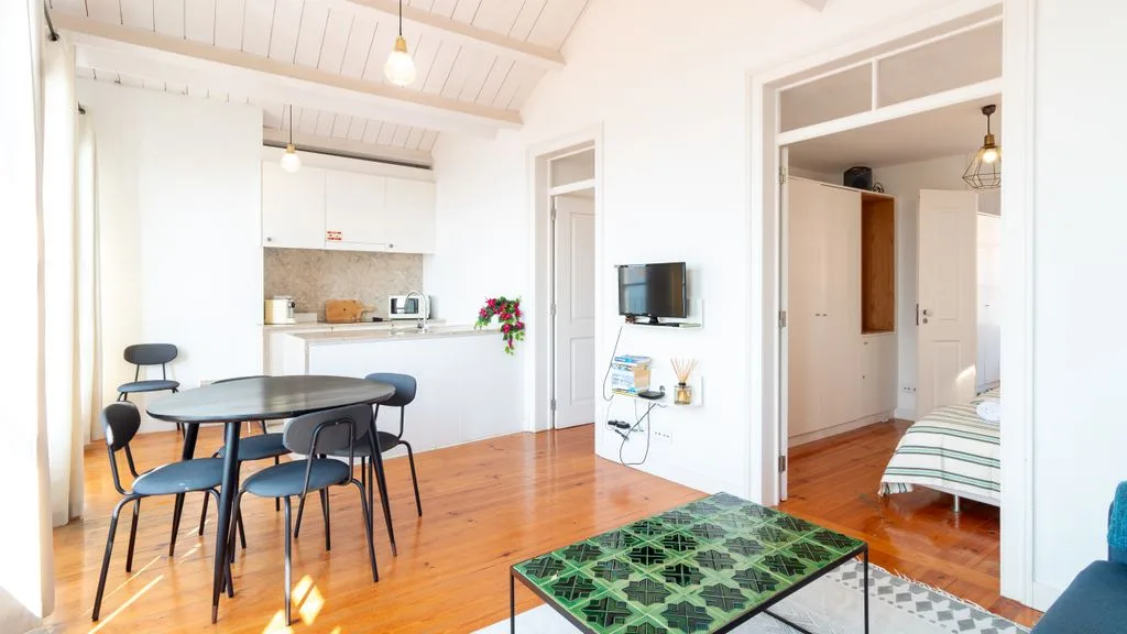 Una estancia luminosa y diáfana con mesa de comedor, cocina y zona para dormir.