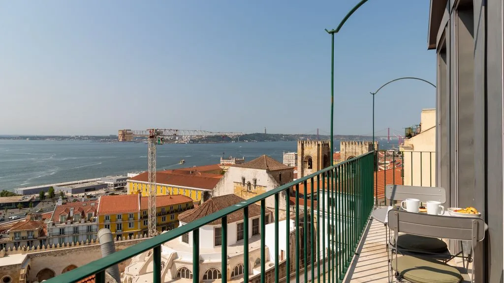 Un balcón con vistas al río y a los tejados cercanos.
