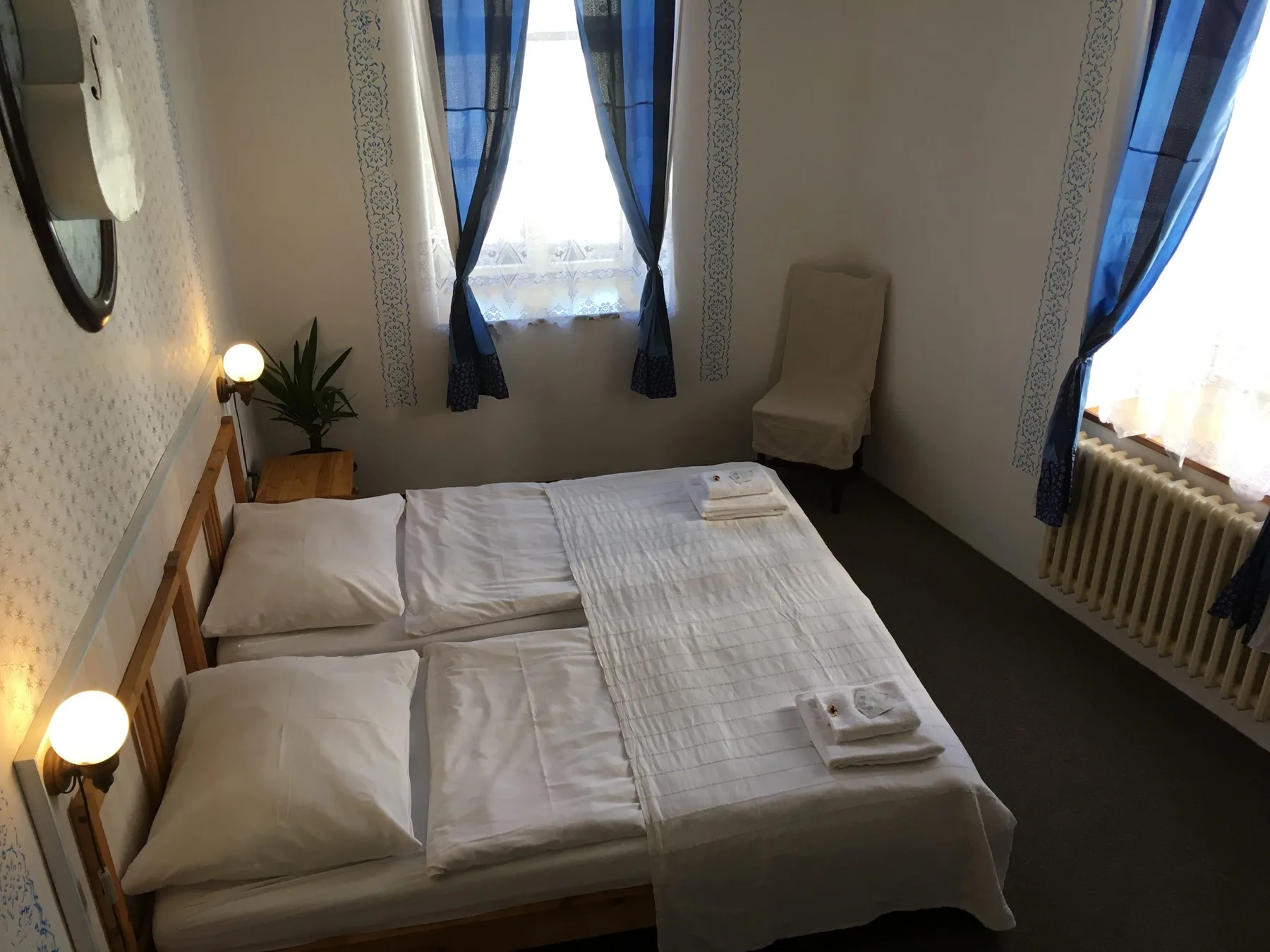 Habitación con dos camas individuales y cama supletoria