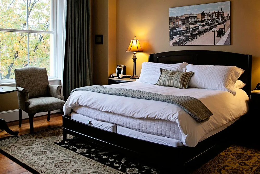 Cama junto a una silla