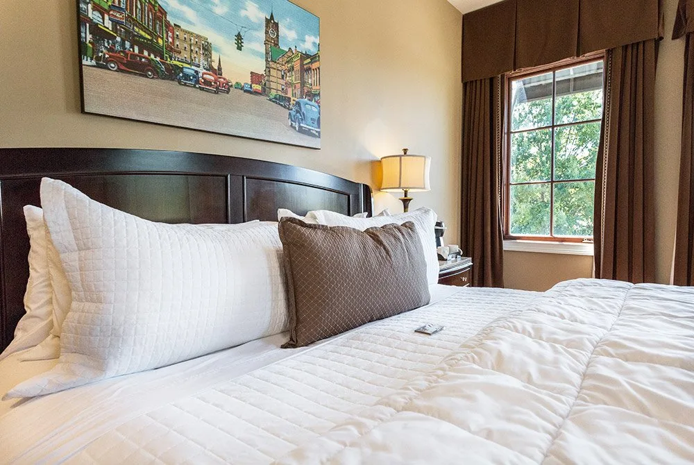 Cama y lámpara junto a una ventana