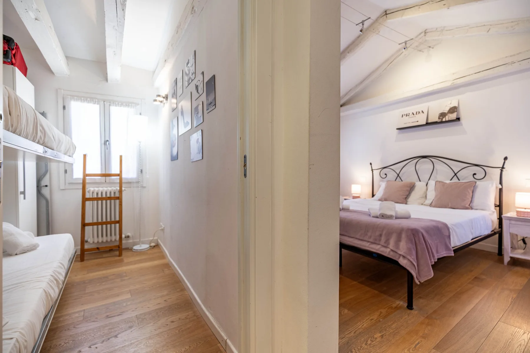 Un dormitorio luminoso con una cama y un pasillo estrecho a su lado.