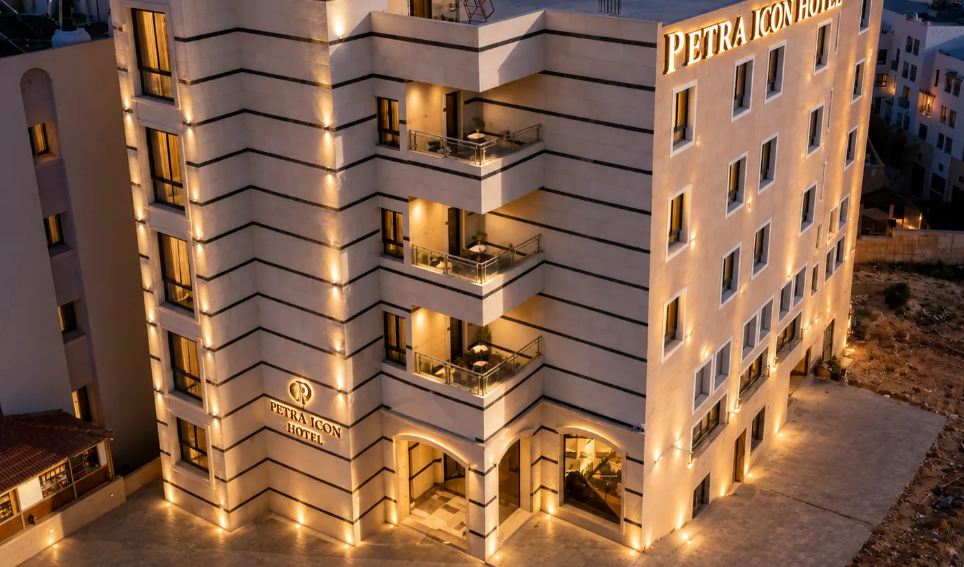 Exterior del Petra Icon Hotel iluminado al anochecer