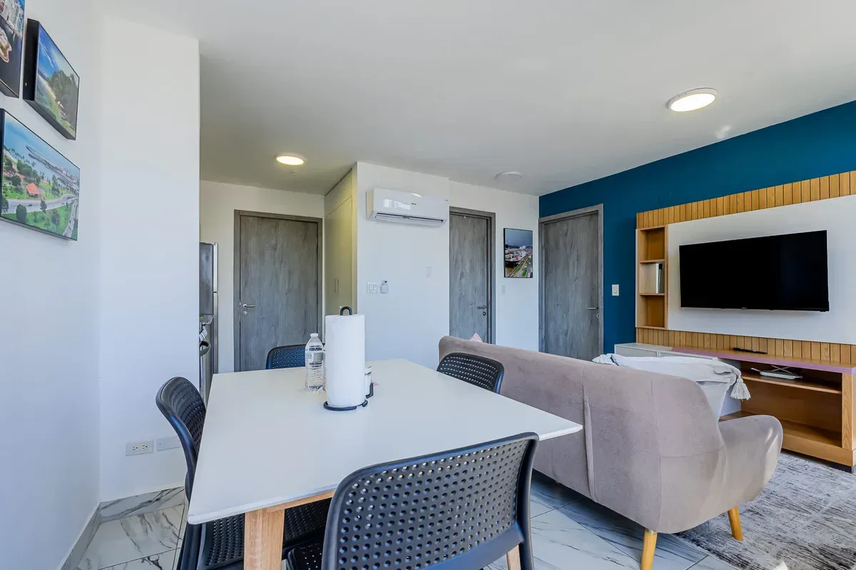 Sunny 1BR on Calle 50 w/ View