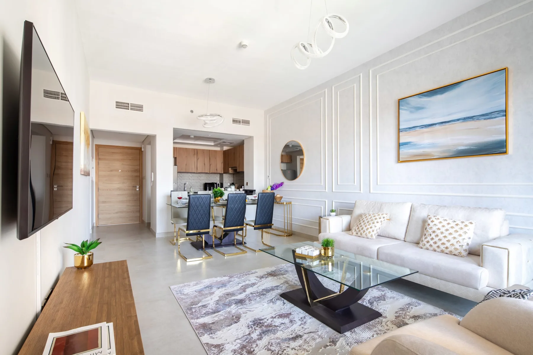 Una sala luminosa con asientos claros y una mesa de centro de vidrio.