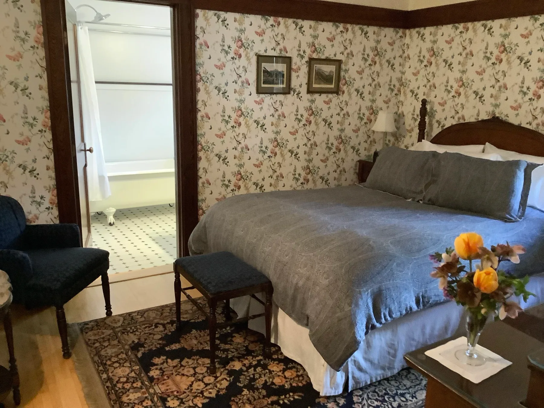 Queen guest room