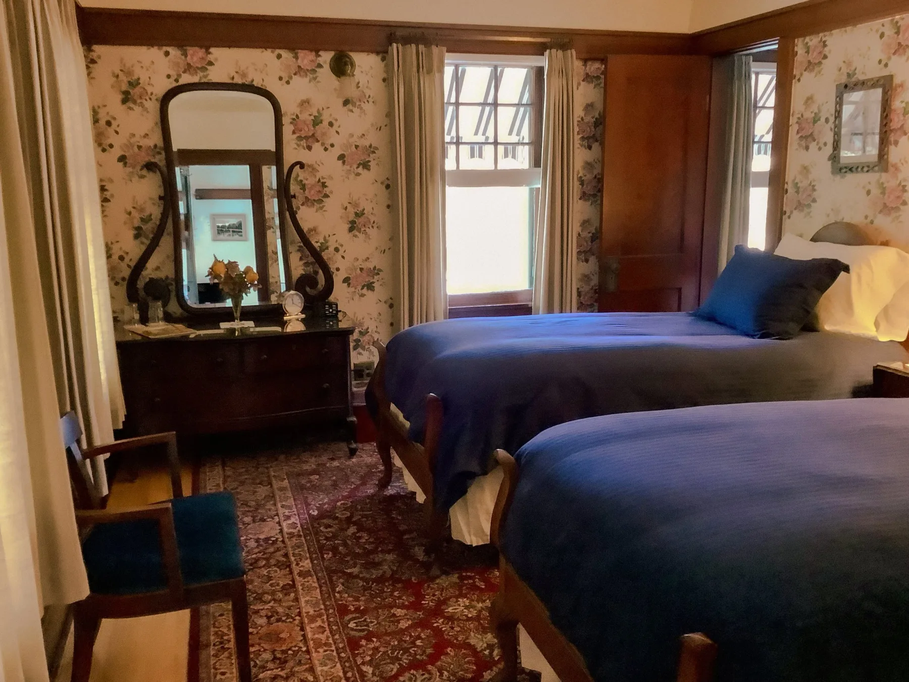 Twin guest room