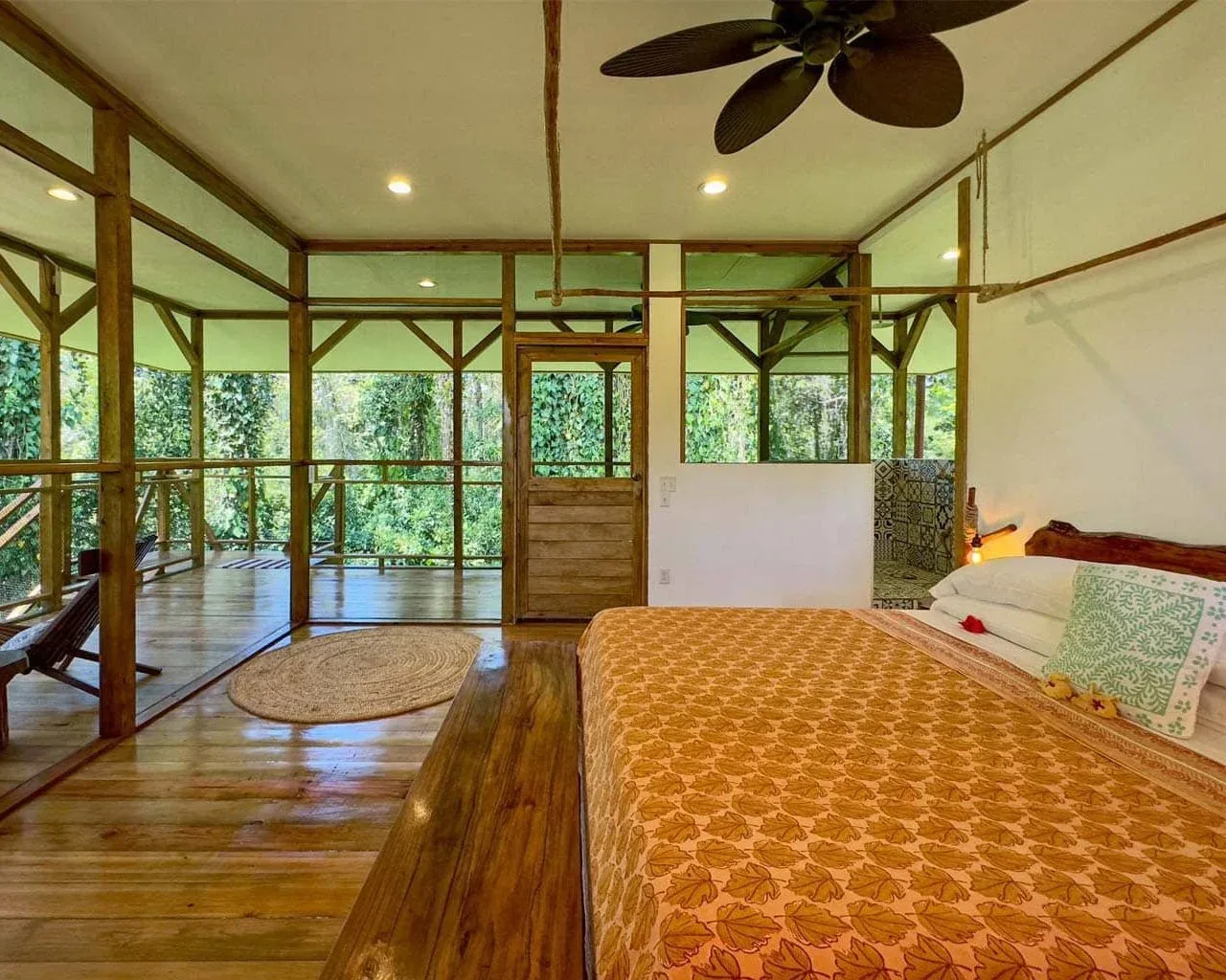 Mono treetop cabana