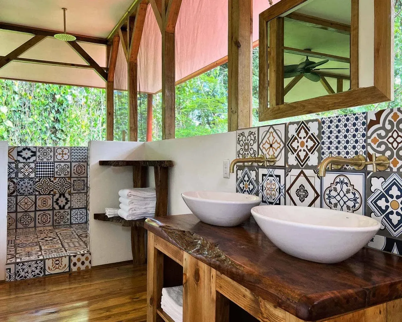 Mono treetop cabana