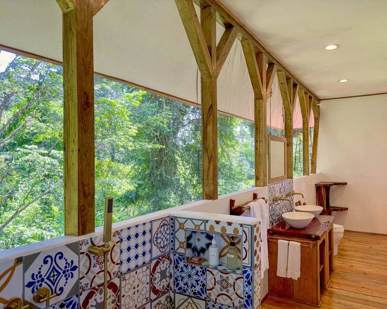 Mono treetop cabana