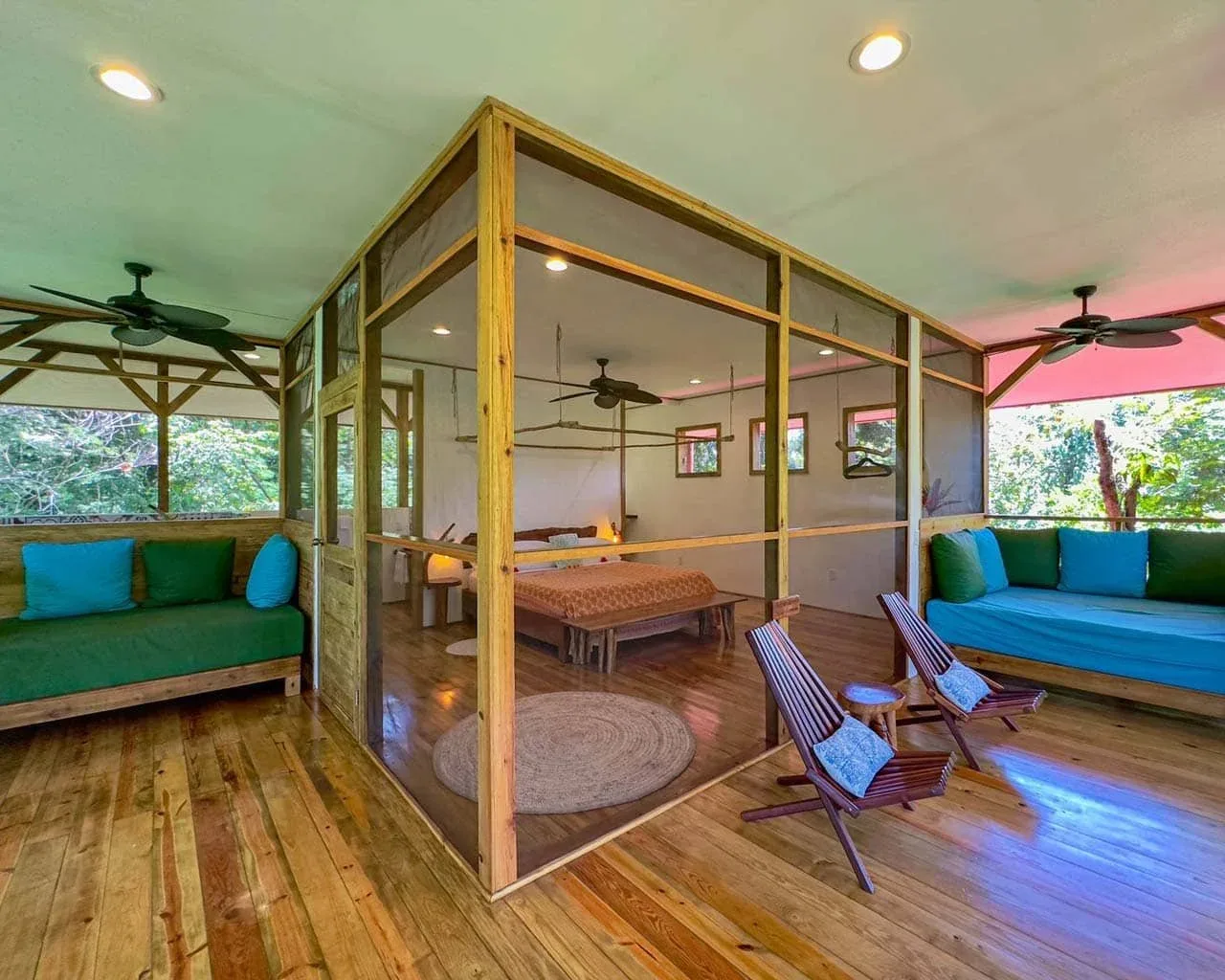 Mono treetop cabana